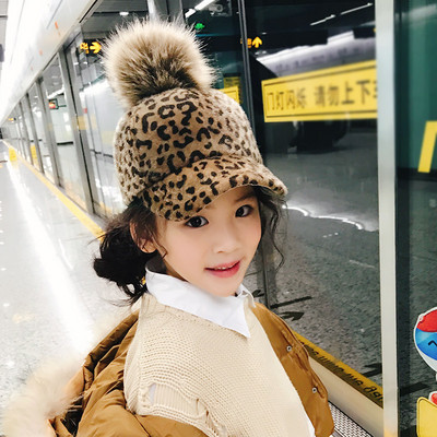 Gyerek sapka tollal és napellenzővel