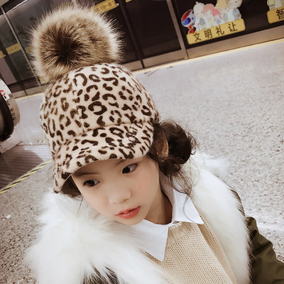 Gyerek sapka tollal és napellenzővel