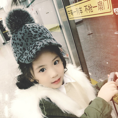 Gyerek sapka tollal és napellenzővel