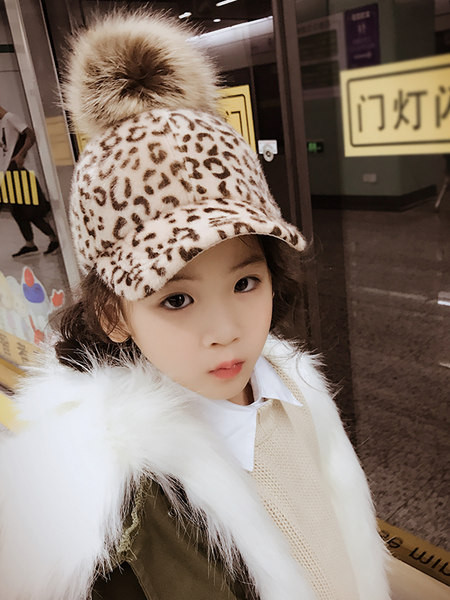 Gyerek sapka tollal és napellenzővel