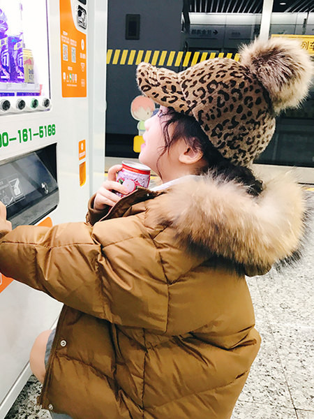 Gyerek sapka tollal és napellenzővel