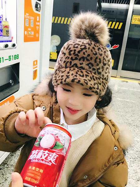 Gyerek sapka tollal és napellenzővel