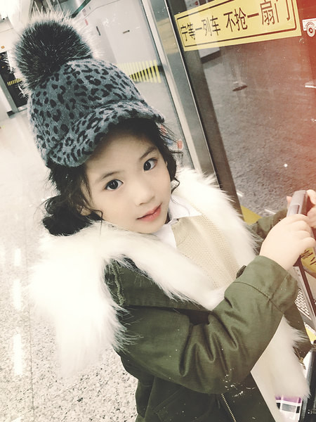 Gyerek sapka tollal és napellenzővel