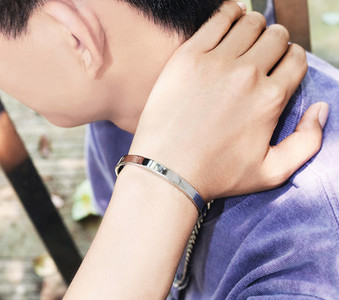 Tērauda vīriešu rokassprādze ar nosaukumiem