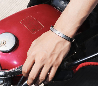 Tērauda vīriešu rokassprādze ar nosaukumiem