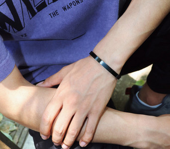 Tērauda vīriešu rokassprādze ar nosaukumiem