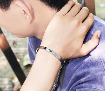 Tērauda vīriešu rokassprādze ar nosaukumiem