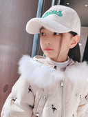 Téli gyerek sapka felirattal és napellenzővel