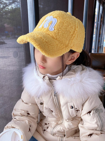 Зимна детска шапка с надпис и козирка