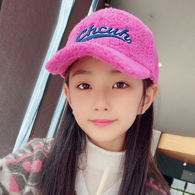 Téli gyerek sapka felirattal és napellenzővel