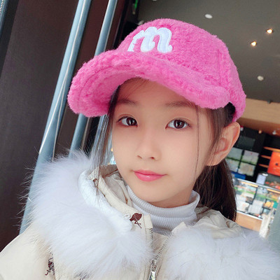 Téli gyerek sapka felirattal és napellenzővel