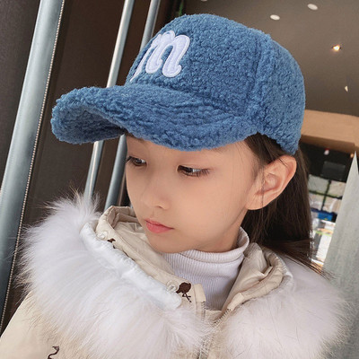 Téli gyerek sapka felirattal és napellenzővel