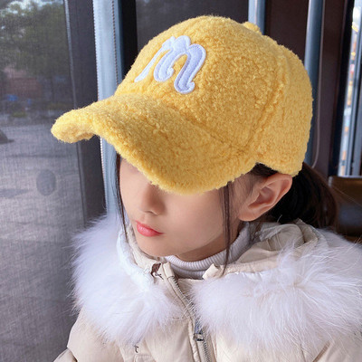 Téli gyerek sapka felirattal és napellenzővel