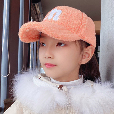 Téli gyerek sapka felirattal és napellenzővel