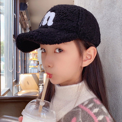 Téli gyerek sapka felirattal és napellenzővel