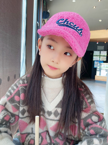 Téli gyerek sapka felirattal és napellenzővel