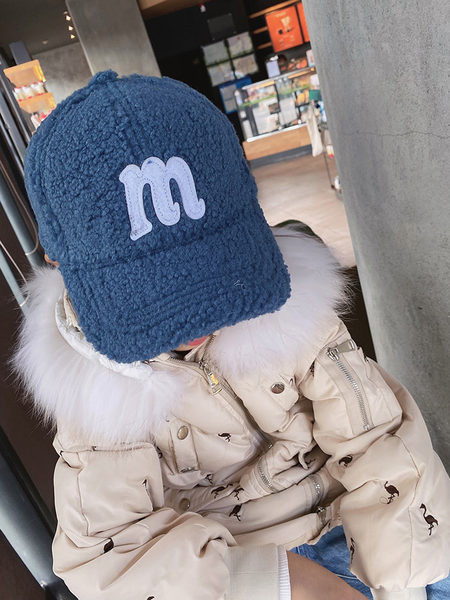 Téli gyerek sapka felirattal és napellenzővel