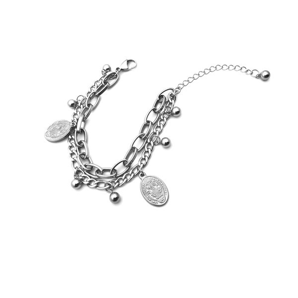 Moderna vīriešu rokassprādze ar piekariņiem