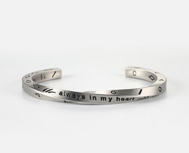 Alkalmi férfi karkötő mintával