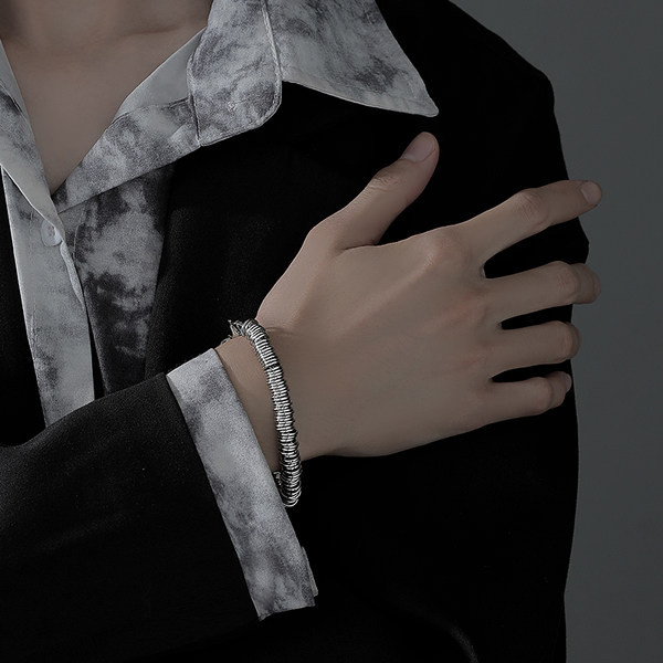 Vīriešu rokassprādze no titāna tērauda sudraba krāsā