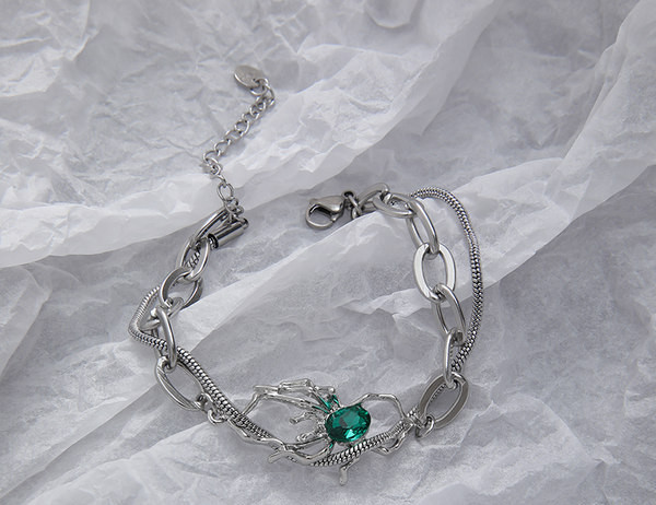 Moderna vīriešu rokassprādze ar dekoratīvu akmeni