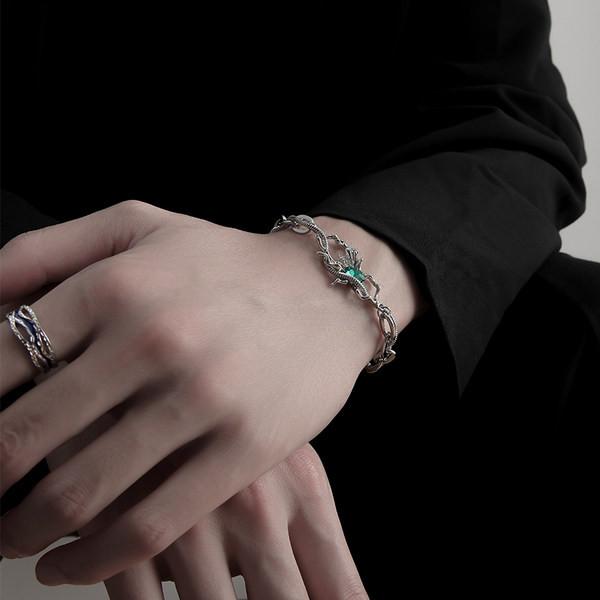 Moderna vīriešu rokassprādze ar dekoratīvu akmeni