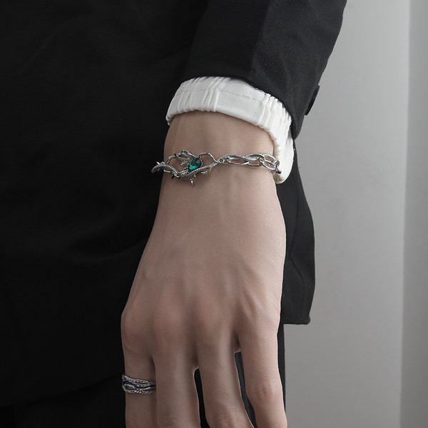 Moderna vīriešu rokassprādze ar dekoratīvu akmeni