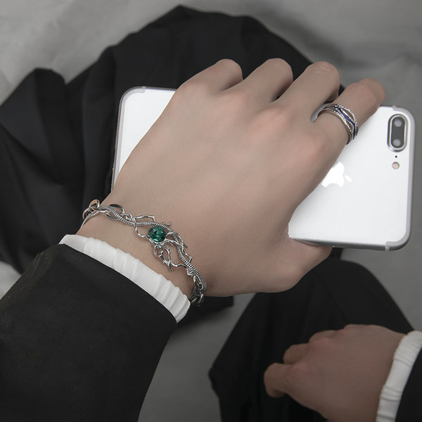 Moderna vīriešu rokassprādze ar dekoratīvu akmeni