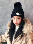 Téli sapka lányoknak hímzéssel