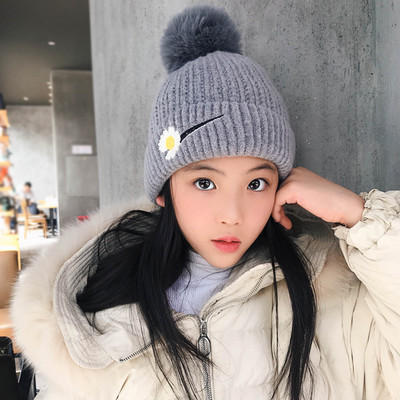 Téli sapka lányoknak hímzéssel