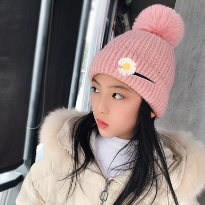 Téli sapka lányoknak hímzéssel