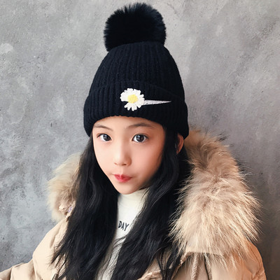 Téli sapka lányoknak hímzéssel