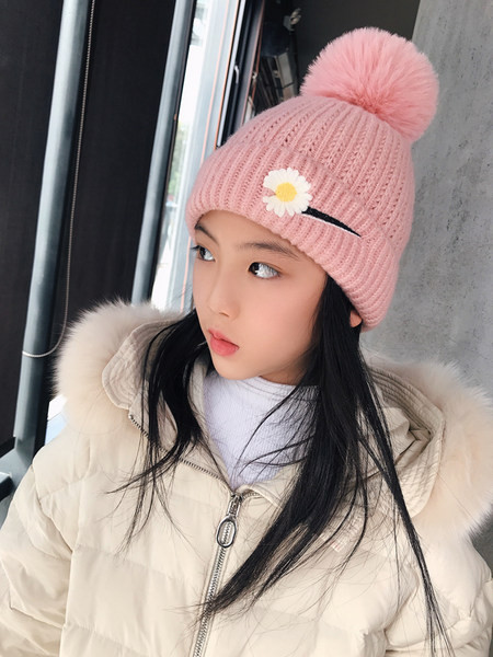 Téli sapka lányoknak hímzéssel