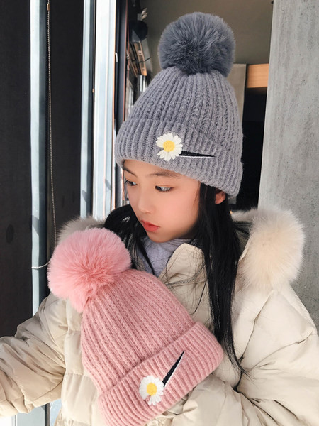 Téli sapka lányoknak hímzéssel