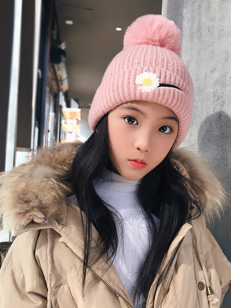 Téli sapka lányoknak hímzéssel