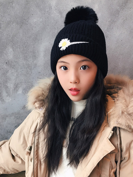 Téli sapka lányoknak hímzéssel