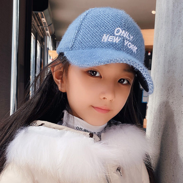 Παιδικό καπέλο με γείσο και επιγραφή