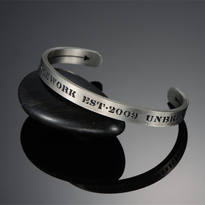 Férfi gravírozott karkötő alkalmi modell