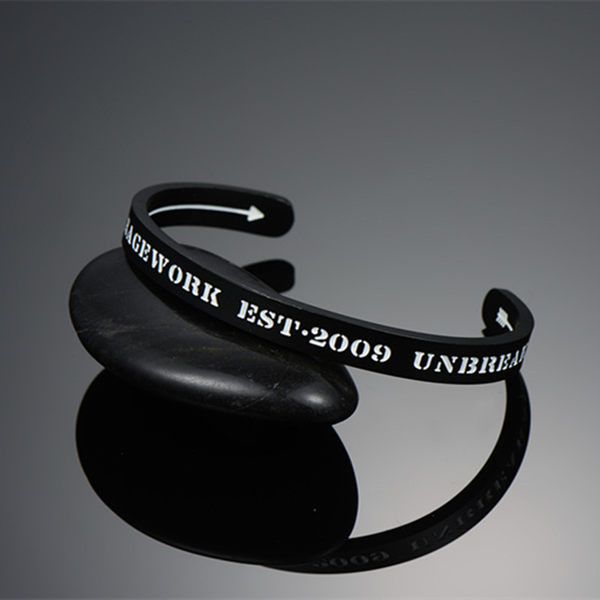 Férfi gravírozott karkötő alkalmi modell