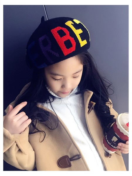 Ziemas beretes cepure ar izšūtiem burtiem meitenēm