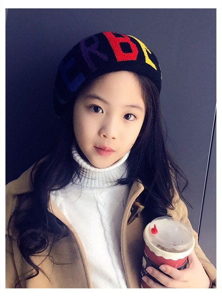 Ziemas beretes cepure ar izšūtiem burtiem meitenēm