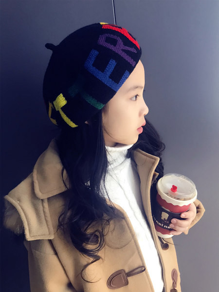 Ziemas beretes cepure ar izšūtiem burtiem meitenēm