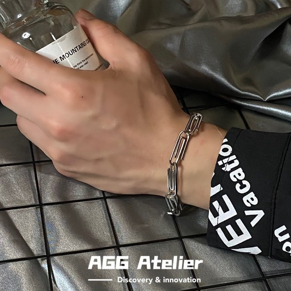 Férfi karkötő fém medállal