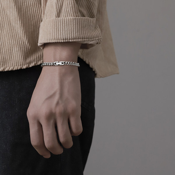 Vīriešu rokassprādze - tīrs modelis