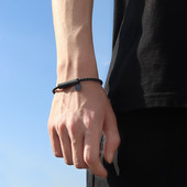 Férfi karkötő medállal - fekete színű