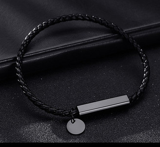 Férfi karkötő medállal - fekete színű