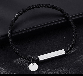 Férfi karkötő medállal - fekete színű