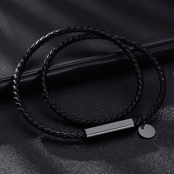 Férfi karkötő medállal - fekete színű