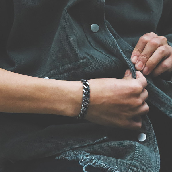 Įprasta vyriška pintinė apyrankė