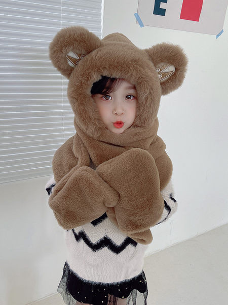 Pūkaina bērnu cepure ar šalli un 3D elementu